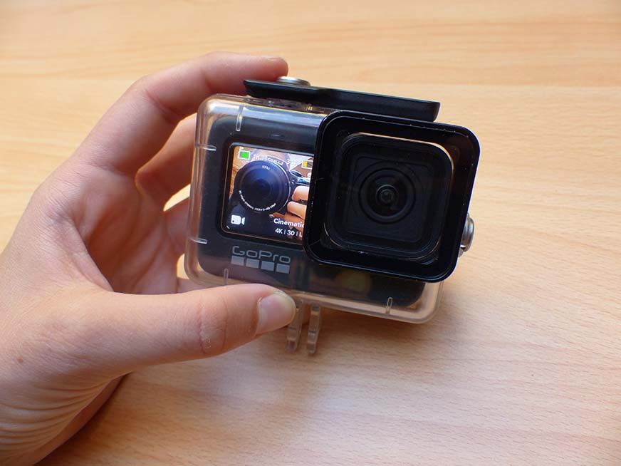 Man sieht die GoPro Hero 9 in einem zusätzlichen Gehäuse. 